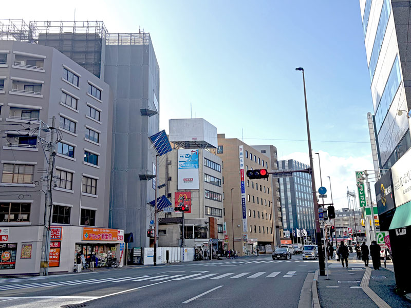 開業に向け工事中のYADO/Re薬院（写真左側）