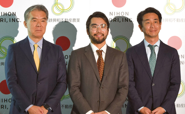 写真左から日鉄興和不動産・三輪正浩社長、日本農業・内藤祥平CEO、日鉄興和不動産農業・山下恒取締役