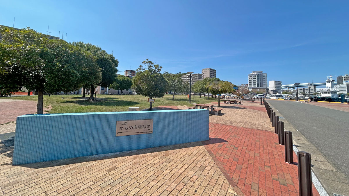 海に面した福岡市中央区港のかもめ広場
