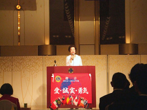 挨拶を行う松井和子元ガバナー