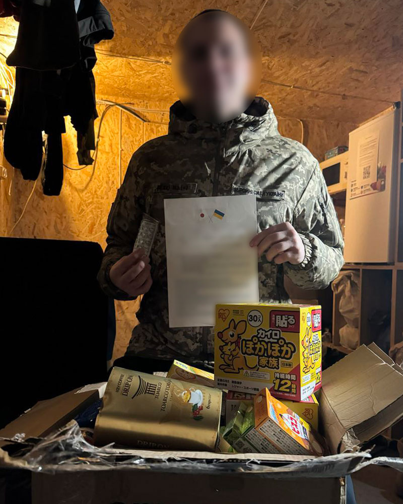 ウクライナ軍ドローン部隊基地内 日本から届いたレトルト食品やカイロなどを支援