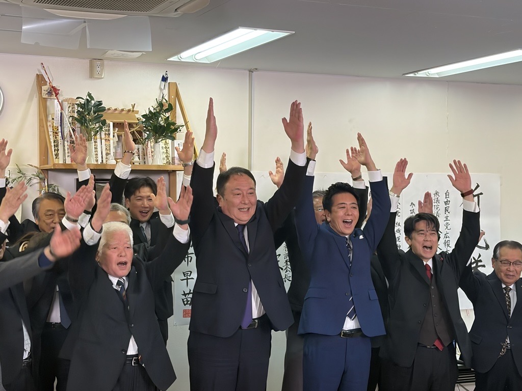 支援者らと万歳する井上貴博氏