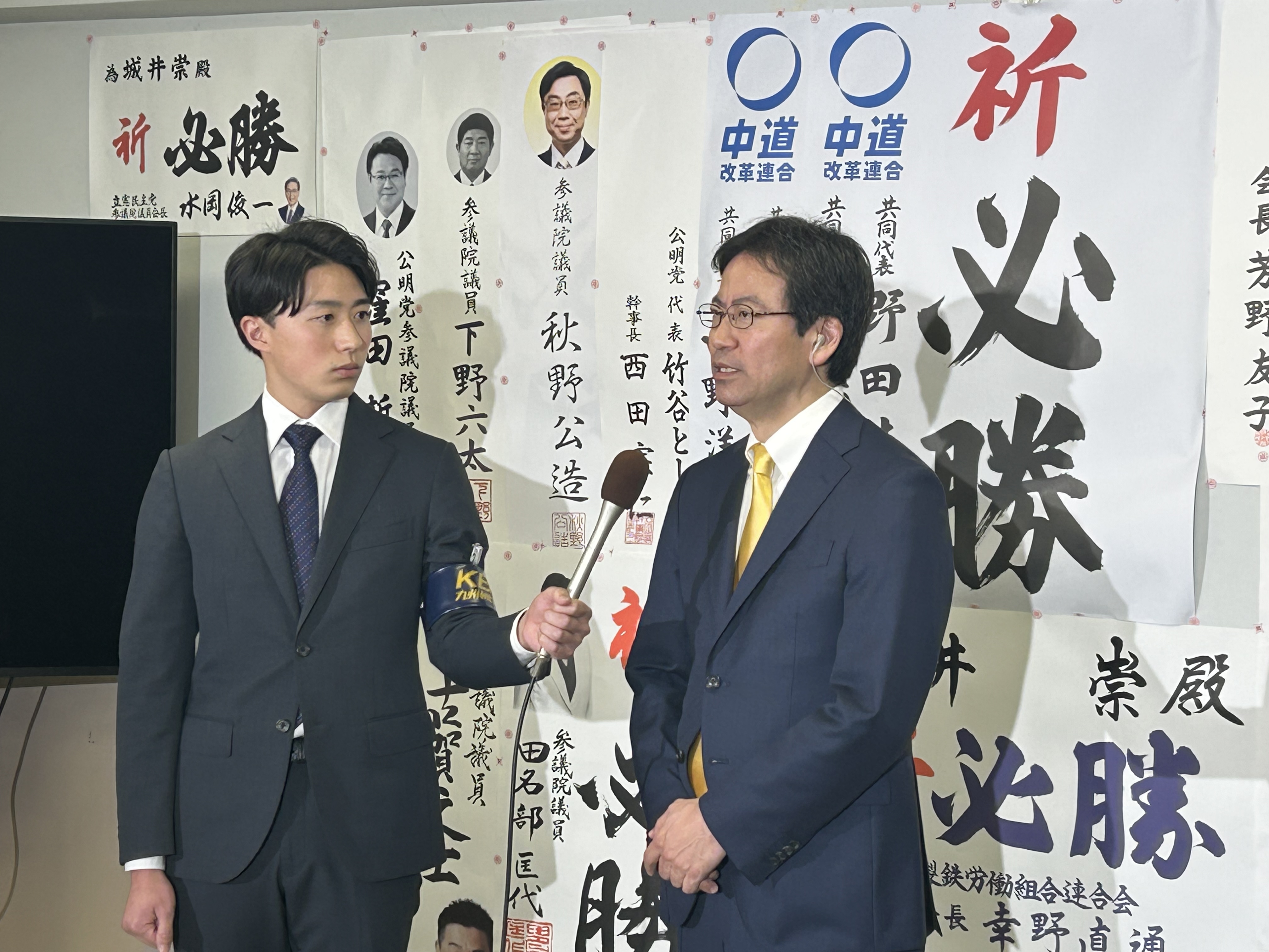 選挙区での落選確実の報を受けて敗戦の弁を述べる城井崇氏。