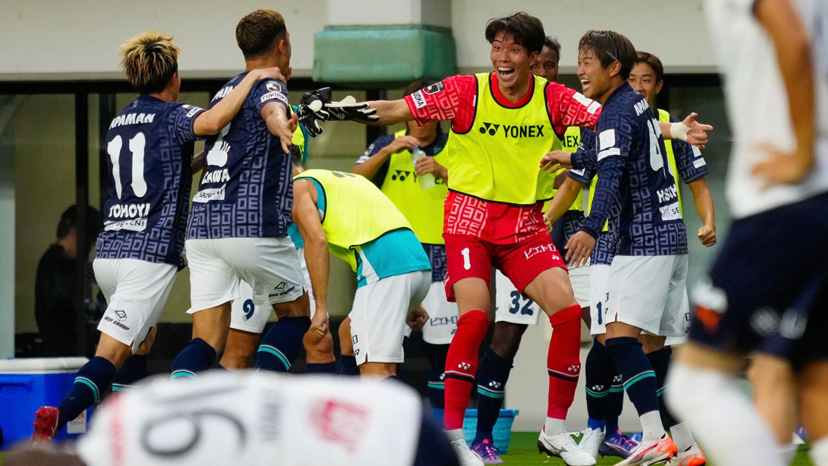 横浜FC戦で湯澤選手の得点を喜び合う選手たち ©︎ヒデシマ氏