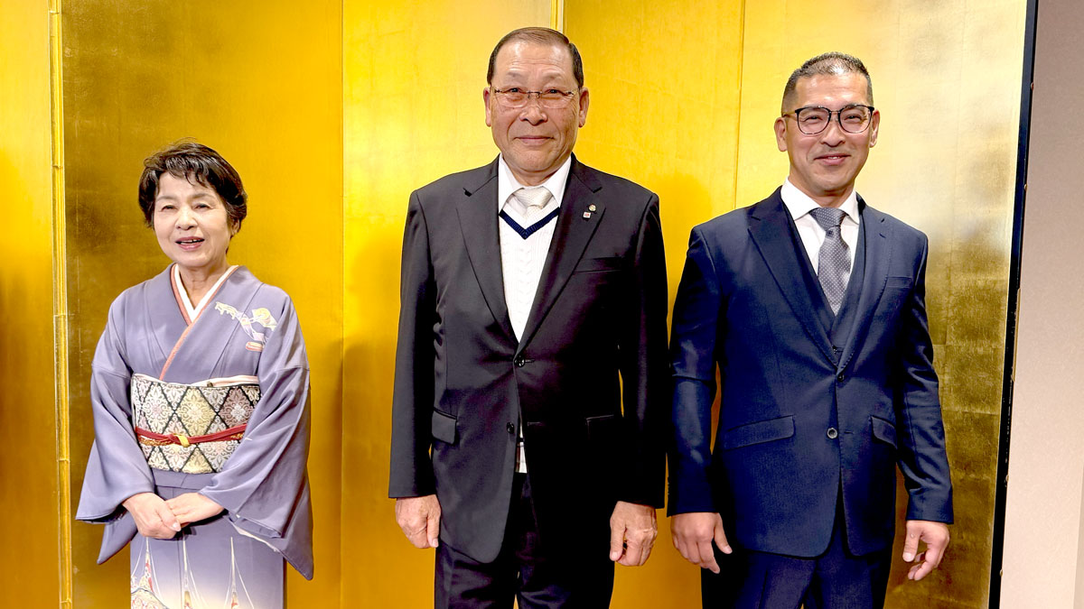 右から中原理臣社長、俊喜会長、菊枝夫人