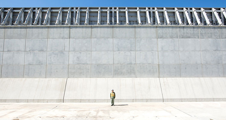 浜岡原子力発電所の防潮堤（高さ14～16m、頂上部は海抜22ｍ）