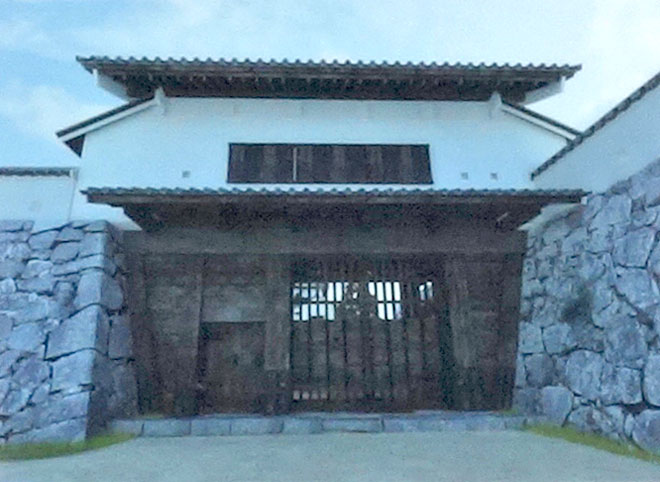 CGで復元された表御門　出所：舞鶴公園内の案内看板