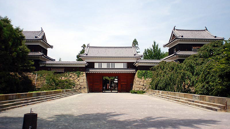 左：南櫓、中央：本丸東虎口櫓門、右：北櫓　出所：上田市ホームページ