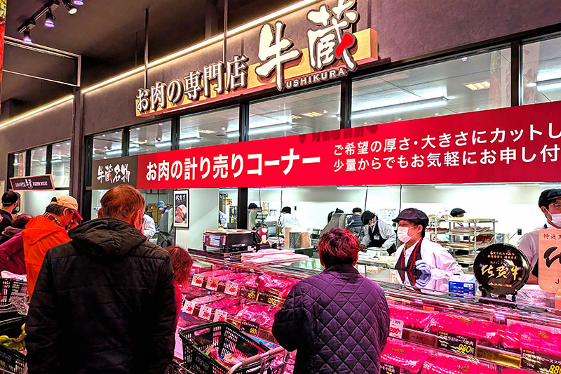 肉の計り売りの品ぞろえも充実