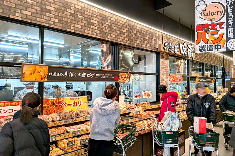 店内調理の惣菜、弁当、パンが一面に並ぶ