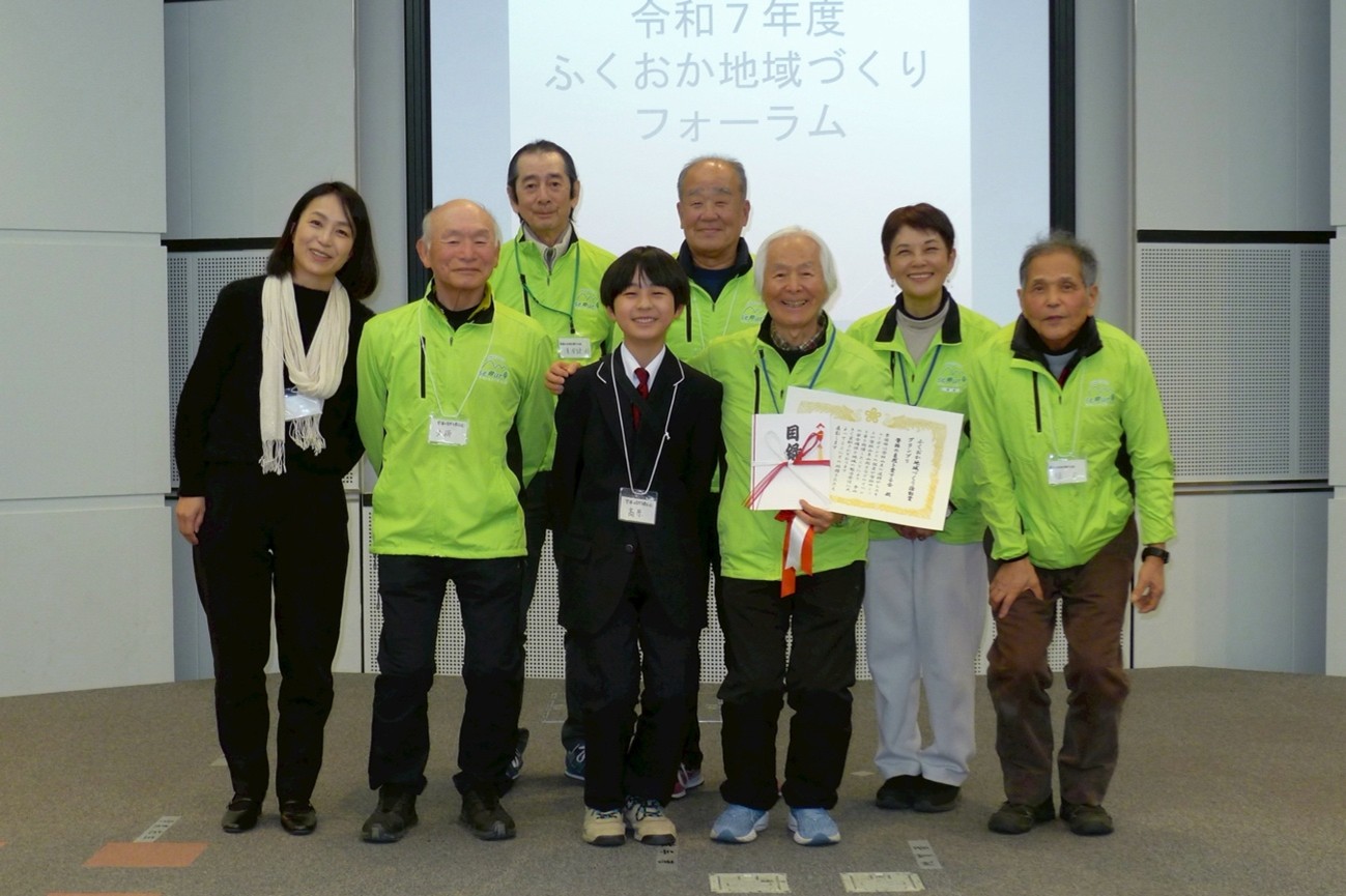 スタッフジャンパーを着用して受賞の記念撮影 あぶらぶらぶらクラブの家族も応援にきてくれた