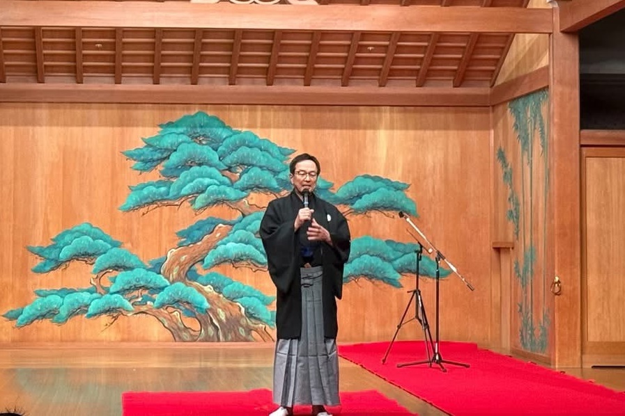 県政報告を行う原中県議