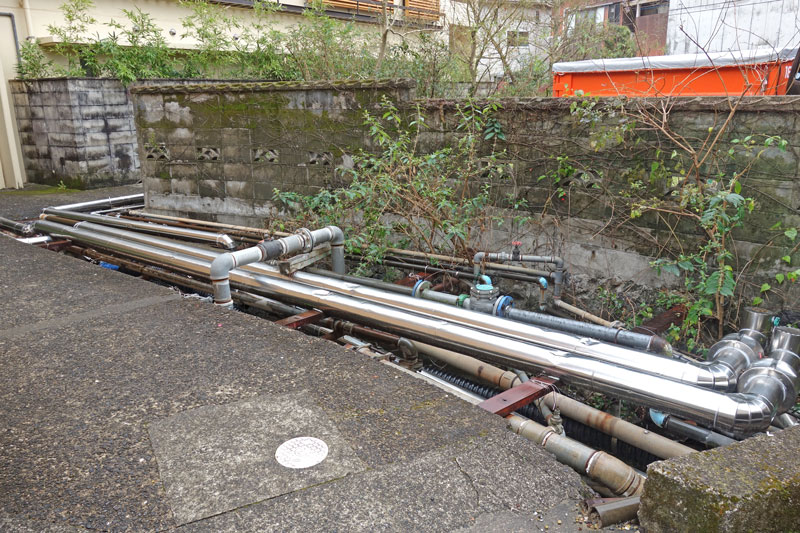 嬉野温泉の各所で見られる配湯管