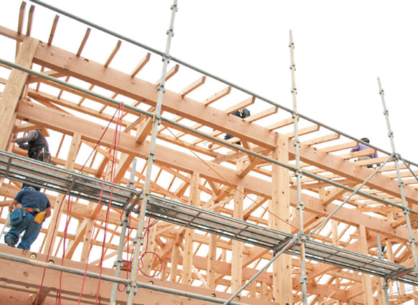 施工の様子。使われている木材は住宅用だ