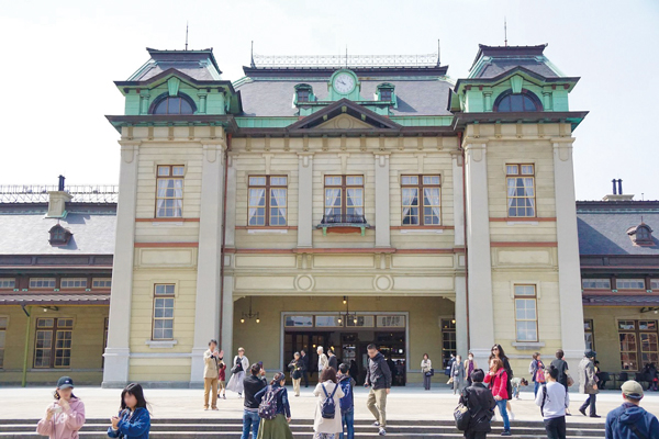 関門橋すぐの門司港駅。界隈名物の焼きカレーにアーバンベアは味を占めるか？