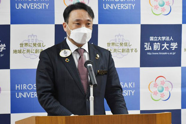 弘前大学の式典で挨拶する田名部氏（弘前大学ホームページより）
