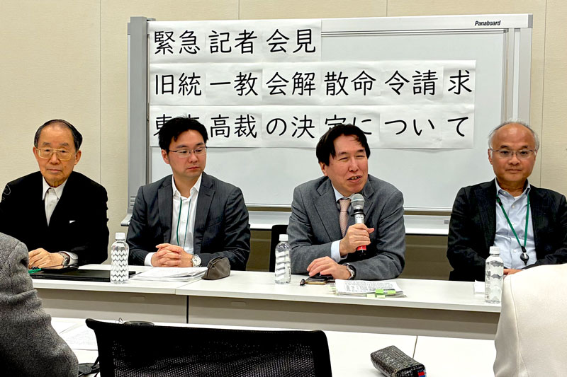 会見を行う全国弁連の紀藤正樹弁護士（一番左が山口広弁護士）