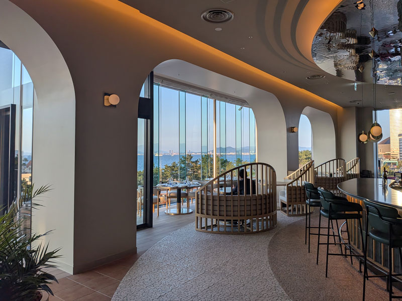 ダイニング「ヨカテラス」　丸みを帯びた柔らかい設計が施設の特徴の1つ