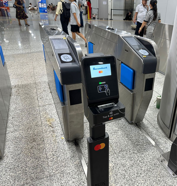 写真1　ホーチミン地下鉄1号線ベンタイン駅の改札とチケット売り場