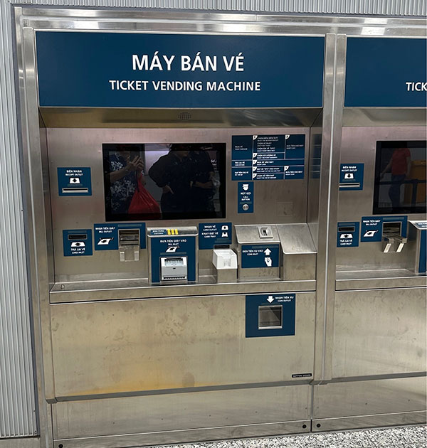 写真1　ホーチミン地下鉄1号線ベンタイン駅の改札とチケット売り場