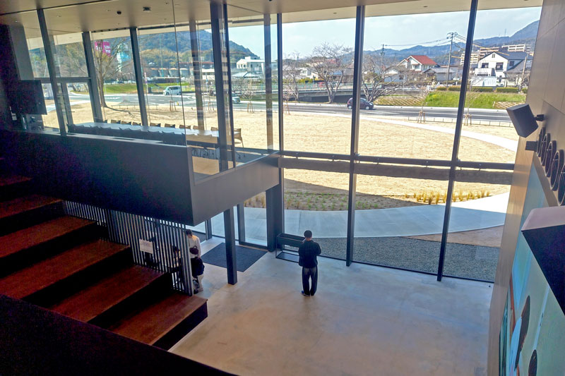 ガラスが多用された明るい空間が印象的だ