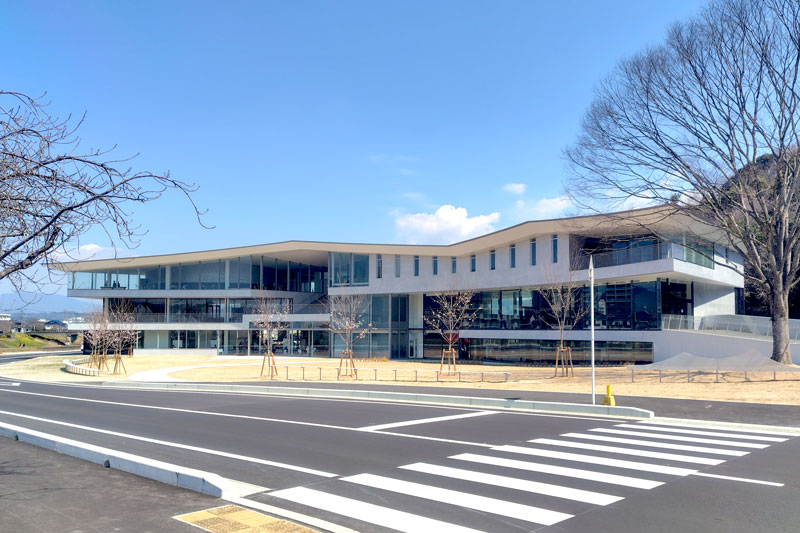 御船山をモチーフにした屋根が特徴の校舎