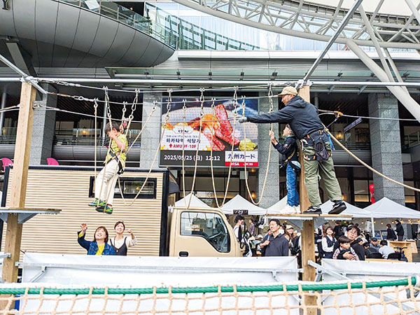子ども向けフィールドアスレチックで勇気を奮い起こし深い谷底に立ち向かう姿は、未来のオリンピック選手かも