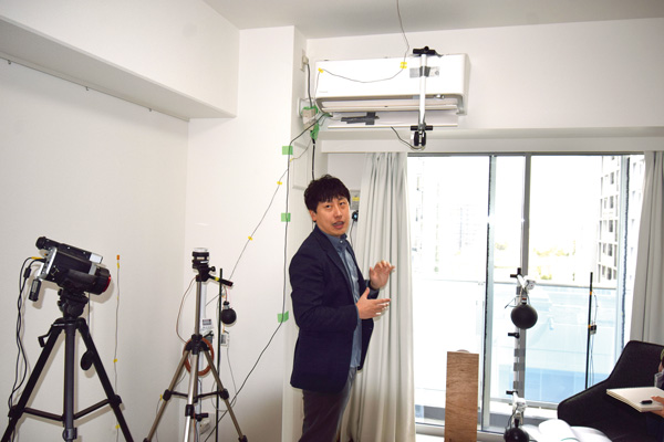 ZEH改修を行った住戸で実証実験の概要を説明する川久保俊・慶応大准教授