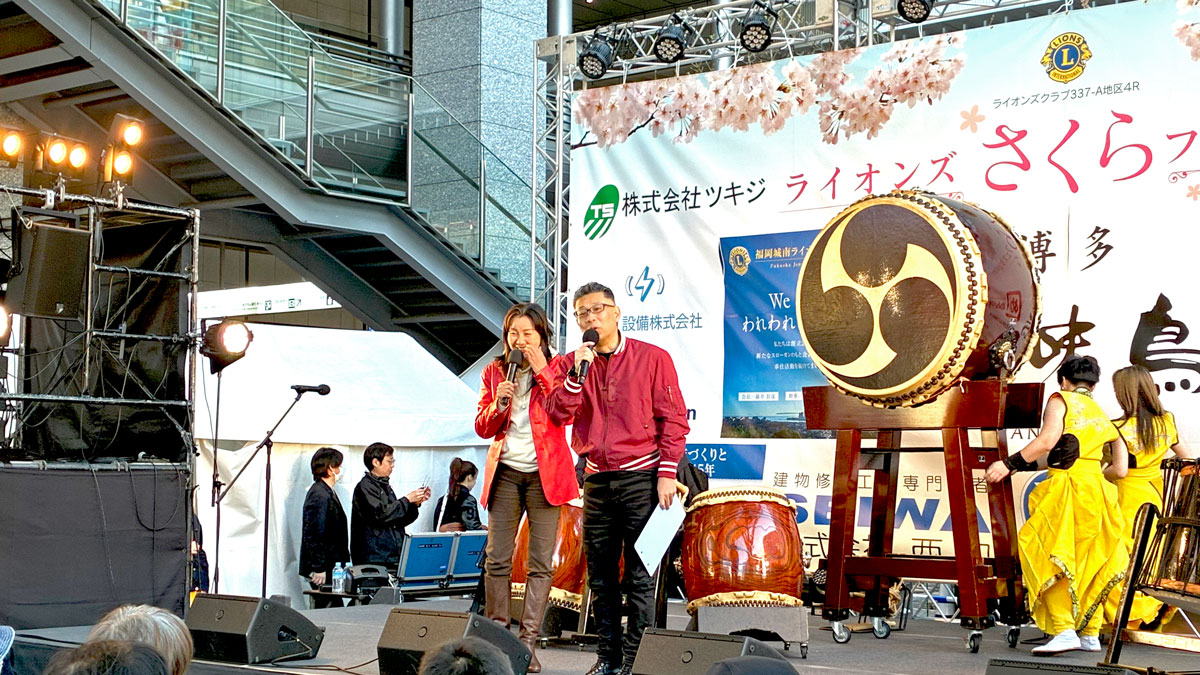 МCを務める中島浩二氏（右）と山本カヨ氏（左）