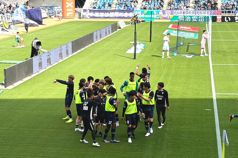 先制点の祝福で“揉みくちゃ”にされる見木