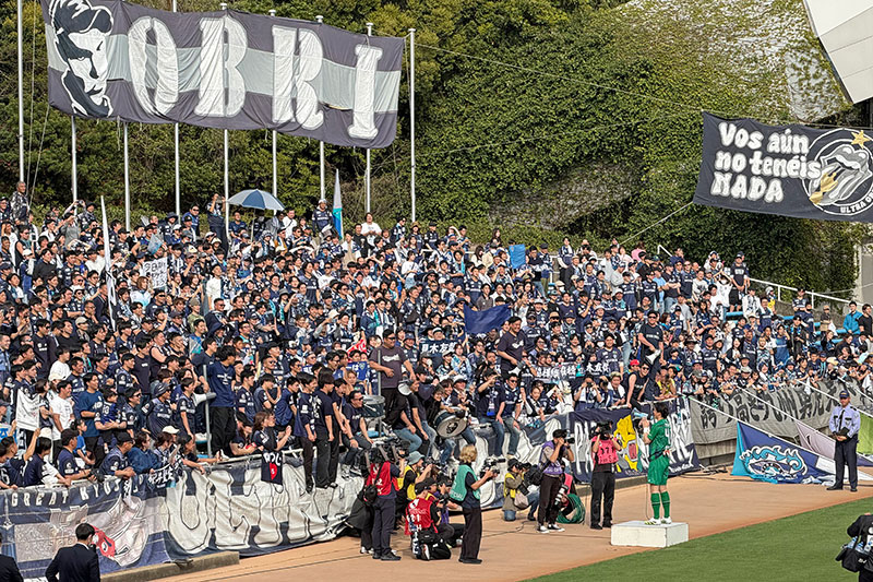 2試合連続クリーンシートでサポーターに挨拶する藤田