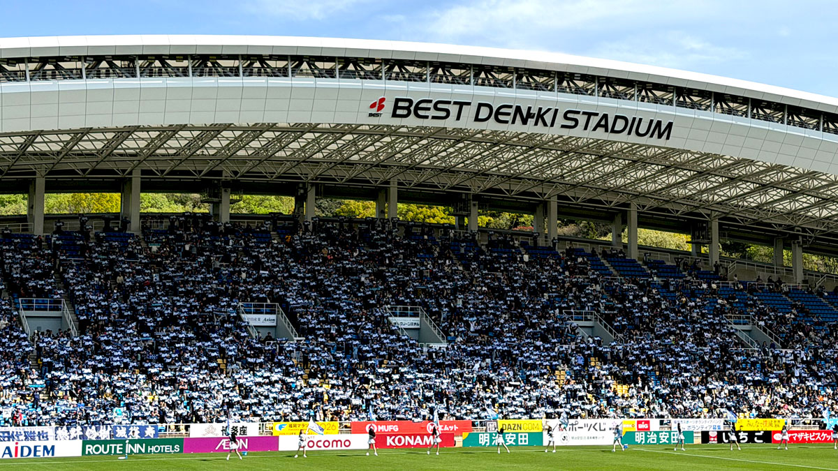 入場者に「福岡が勝つ」タオルを配布