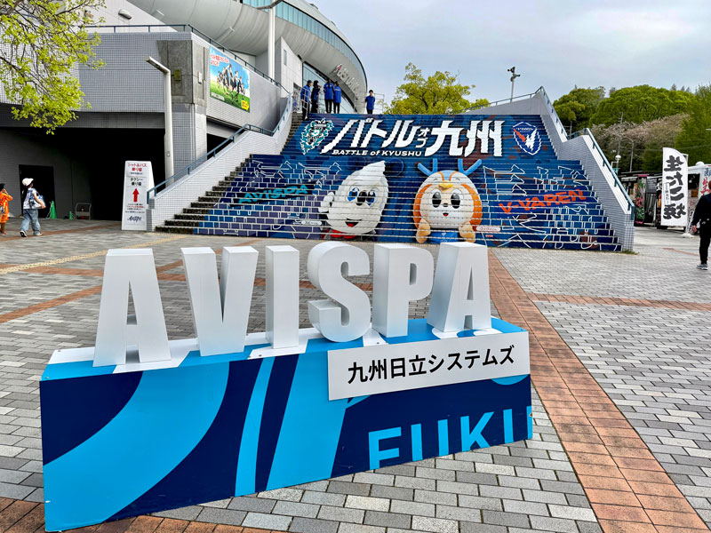 両マスコットをデザインしたバトルオブ九州のモニュメント