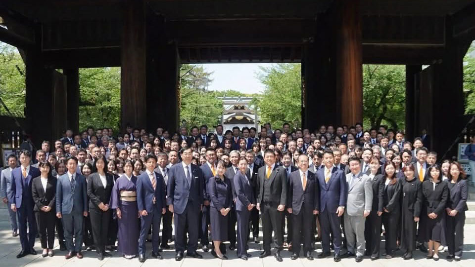 参拝した参政党の国会地方議員（靖国神社神門前）