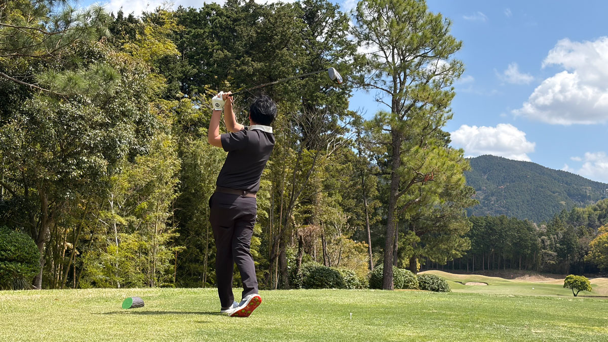 雨上がりのコースでナイスショットが飛び交った