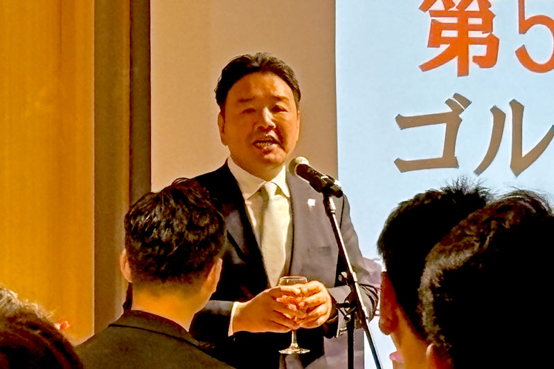 乾杯の挨拶を行う（株）へいせいの西原幹登氏