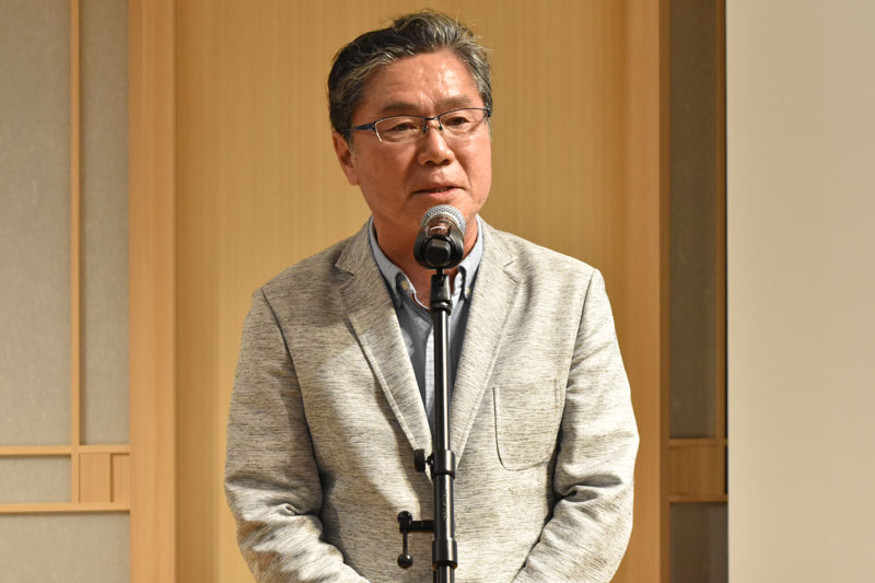 中締めの挨拶を行う（株）堀内電気の堀内重夫氏