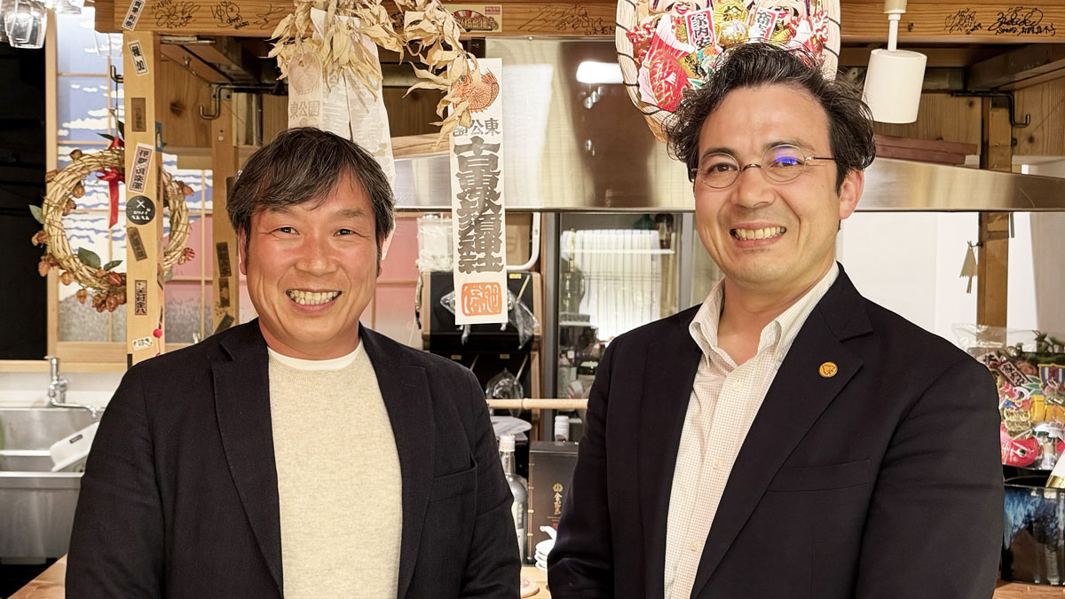 （株）石村萬盛堂の田中洋之社長（左）と（株）千鳥饅頭総本舗の原田広太郎専務（右）