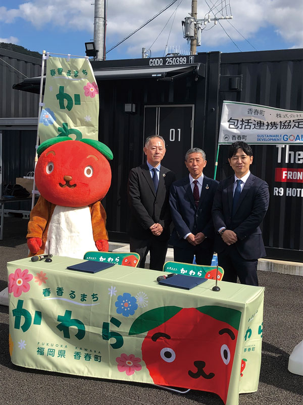 _香春町との協定締結式に出席した関係者（左からデベロップ・山岸氏、香春町・鶴我町長、チェック・佐々木社長）