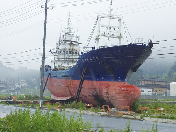 東日本大震災の津波で内陸に運ばれた大型船。これらの漂流物の処理も復旧・復興の妨げとなった（宮城県気仙沼市）