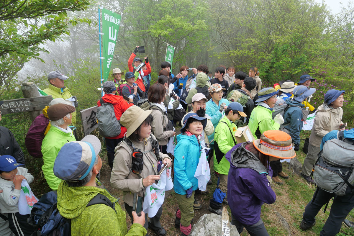 ヘリコプターの取材を待つ登山者。ヘリは視界が悪く飛んでこなかった