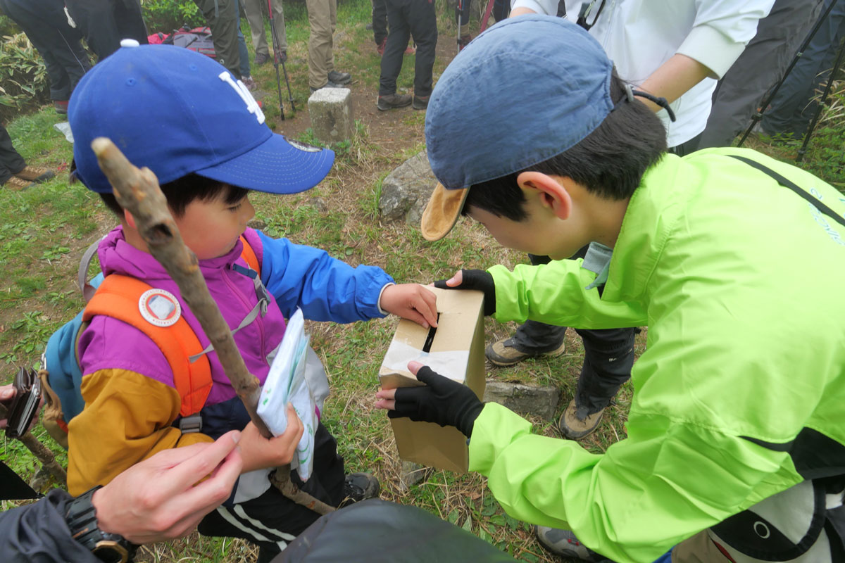 募金をする可愛い登山者と子どもスタッフ