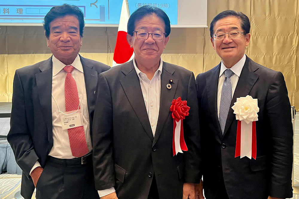 金子恭之・現国土交通大臣（中央）と記念撮影する 高橋誠一氏（左）、三好修氏（右）