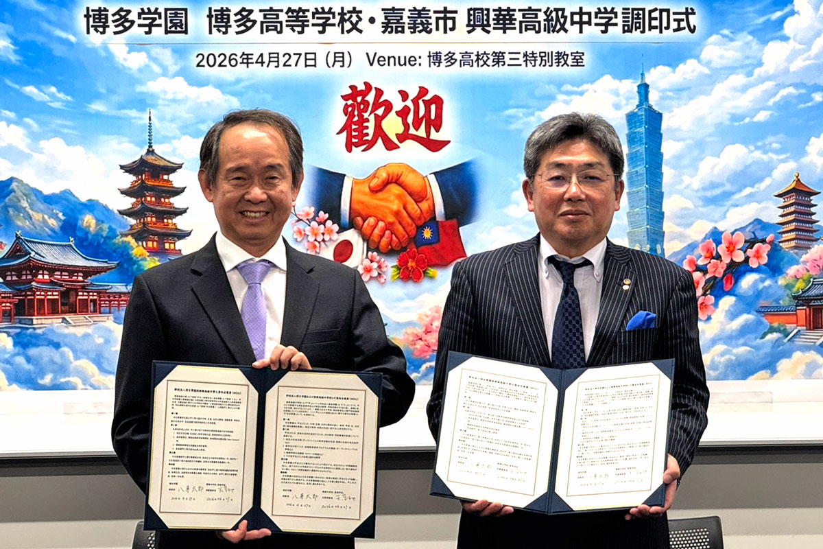 左：王崇旭興華高級中学名誉理事長　右：八尋太郎博多学園理事長