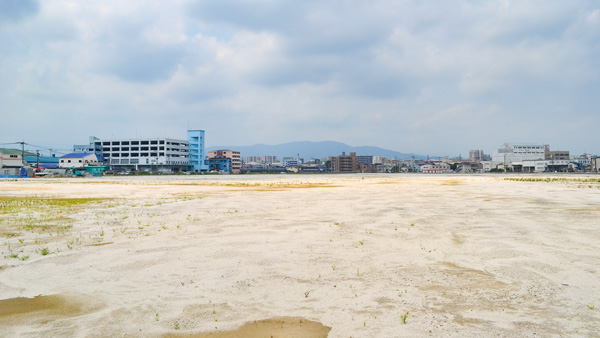 建物が解体・撤去された旧青果市場跡地（2018年7月撮影）
