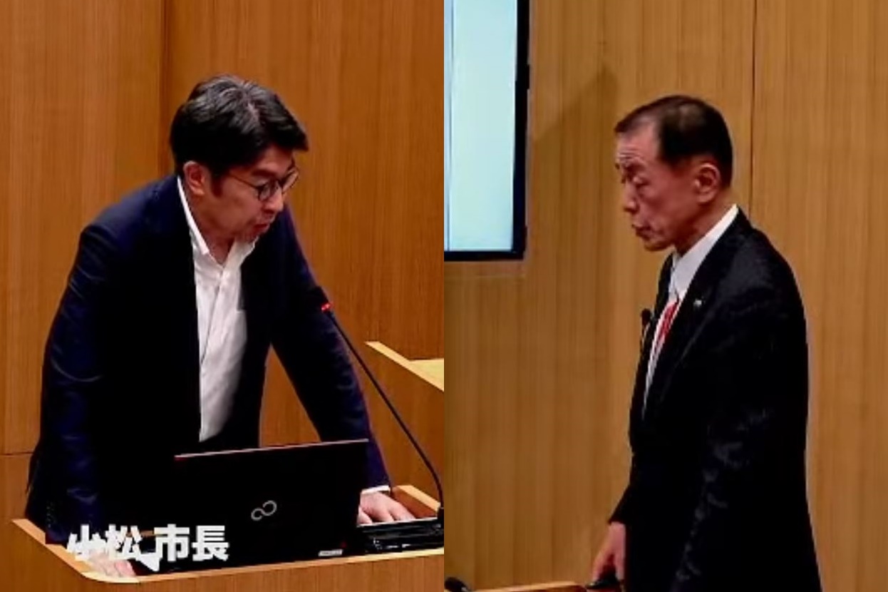 答弁する小松政武雄市長（左）と、質疑する朝長勇議員（右）