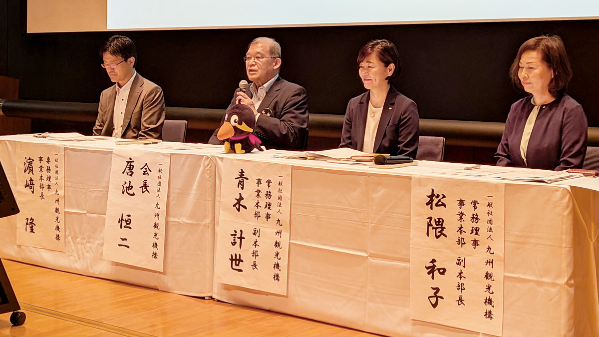 左から濵崎専務理事、唐池会長、青木常務理事、松隈常務理事
