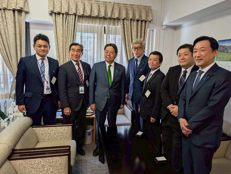 自民党福岡市議団と記念撮影する林芳正氏