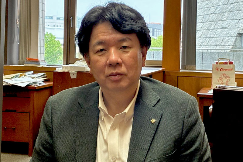 インタビューに応じる吉松源昭・福岡県議会議員