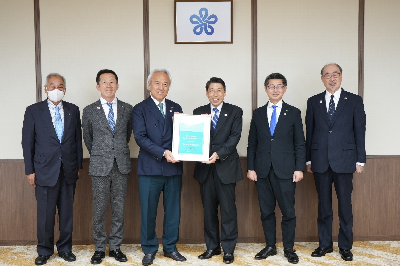 「世界獣医師会会長ワンヘルス特別賞」受賞を服部知事に報告する蔵内氏 出所：九州の自立を考える会ホームページ